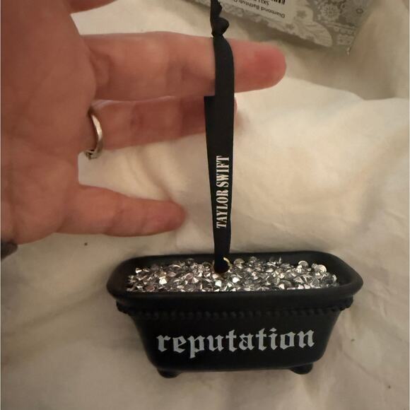 Taylor Swift NWT | Reputation Look What You Made Me Do Diamond Bathtub Ornament - Picture 3 of 4